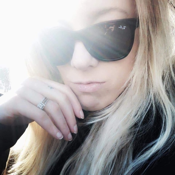 Meet your Posher, Carrie - Picture 3 of 6